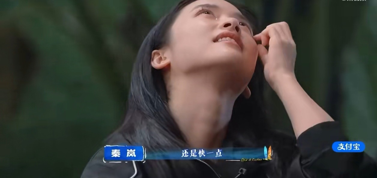 从“不希望被看见”到被温暖聚焦，沈月的泪水是成长印记的真情流露。沈月回应哭了亲爱