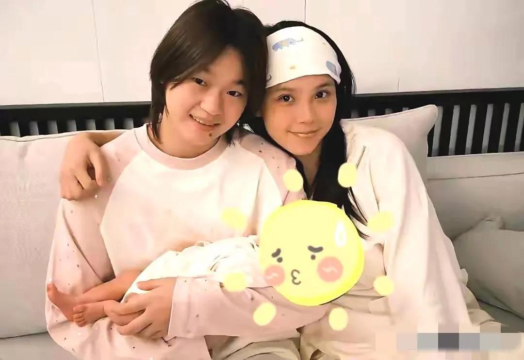全红婵抱娃照：瞧，婵宝轻柔地抱着队友谢思埸的宝宝，那小眼神小表情柔美盈和，一派怡