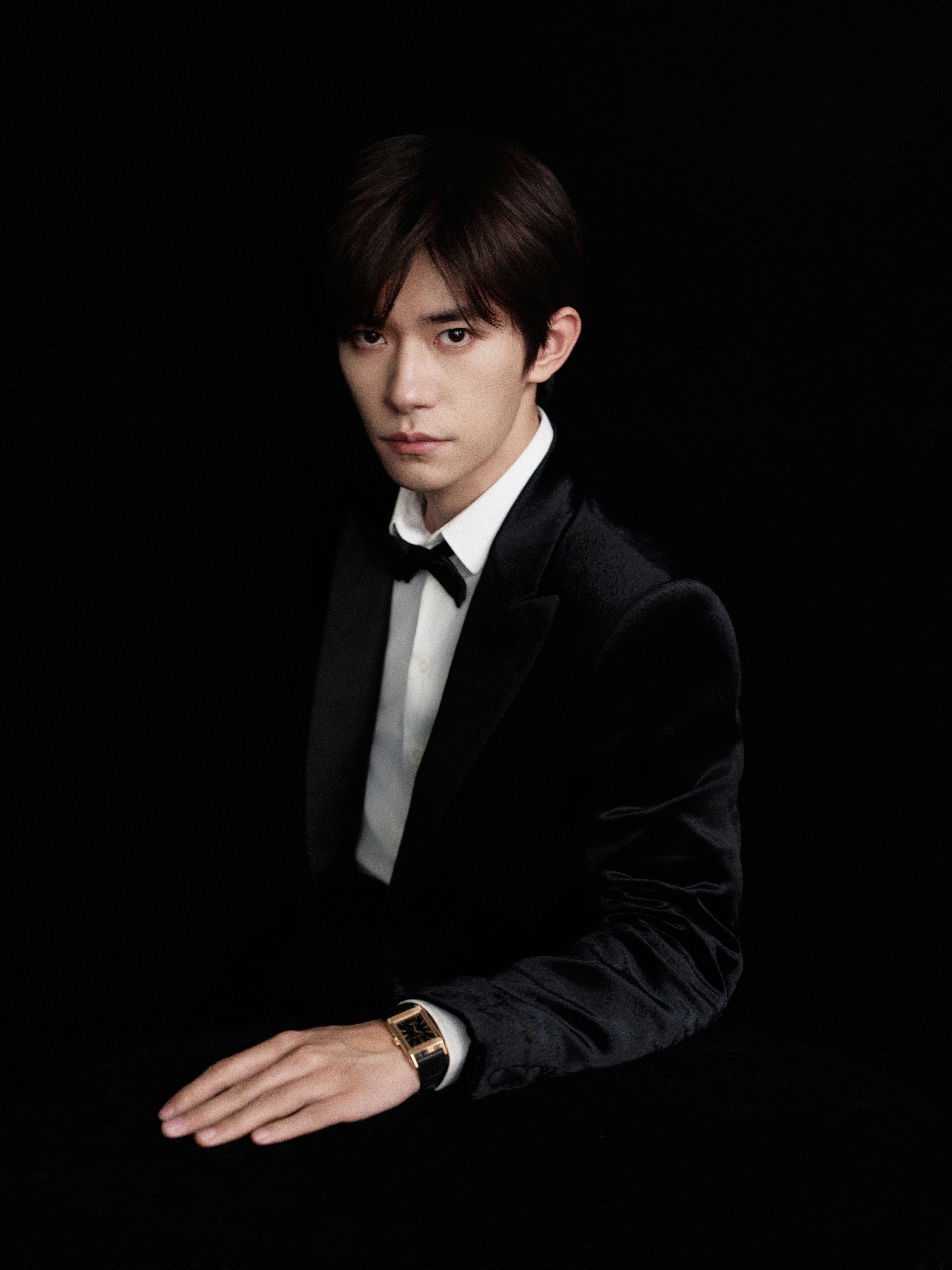 易烊千玺｜ 造型图集正式发布 ！四提金鸡 ，以一身 Emporio Armani