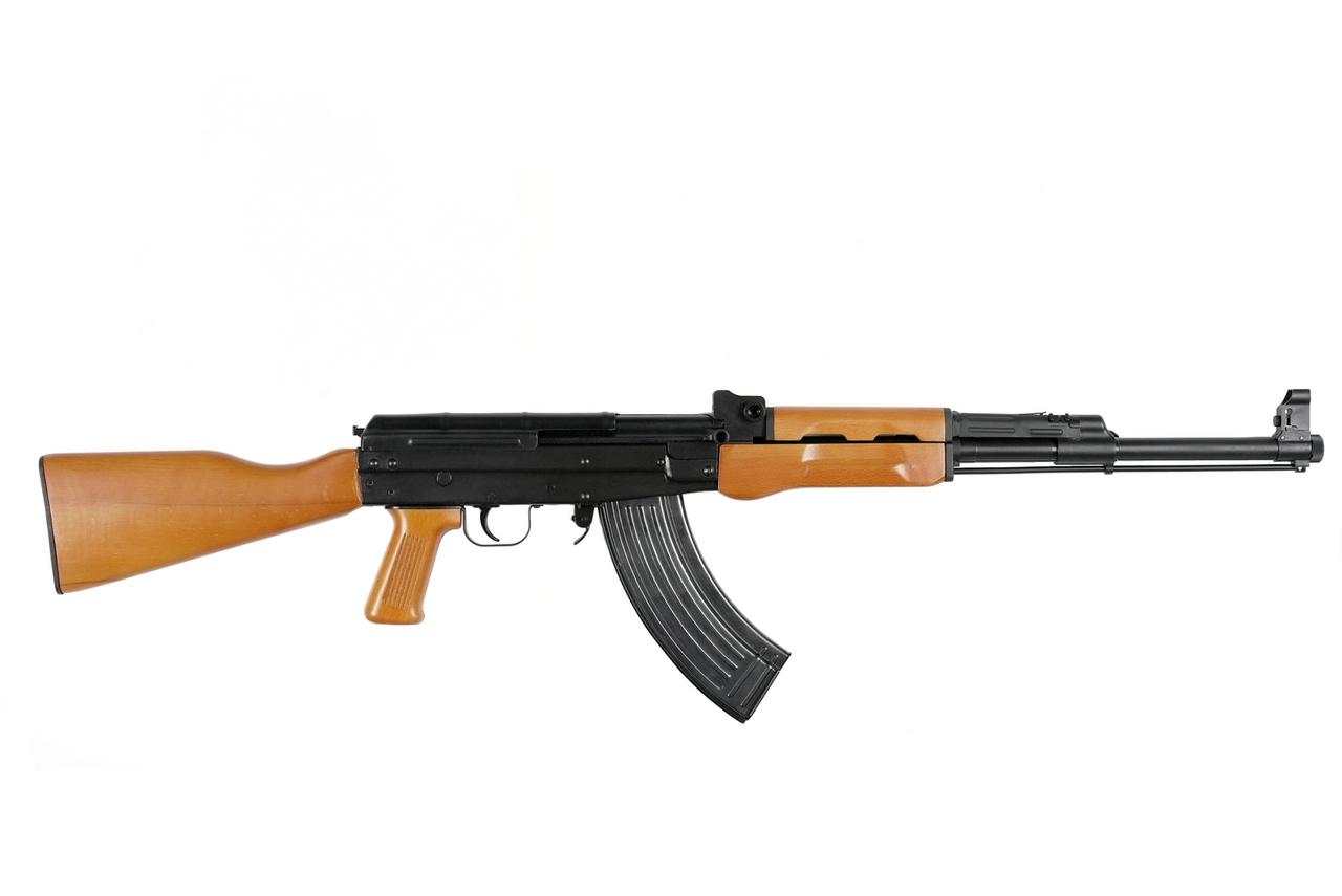 这又是什么型号的 81式自动步枪（图1~2）——外形看上去很有意思，枪的护木上有