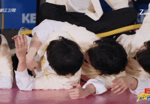 张真源搂贺峻霖说太暧昧了 跑男预告片才三分多钟，就有这么多笑点，张真源搂着贺峻霖