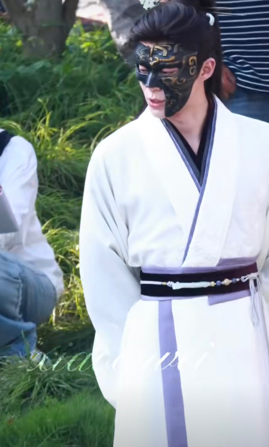 王鹤棣《将门独后》谢景行白衣面具路透，清冷矜贵的翩翩公子！ 