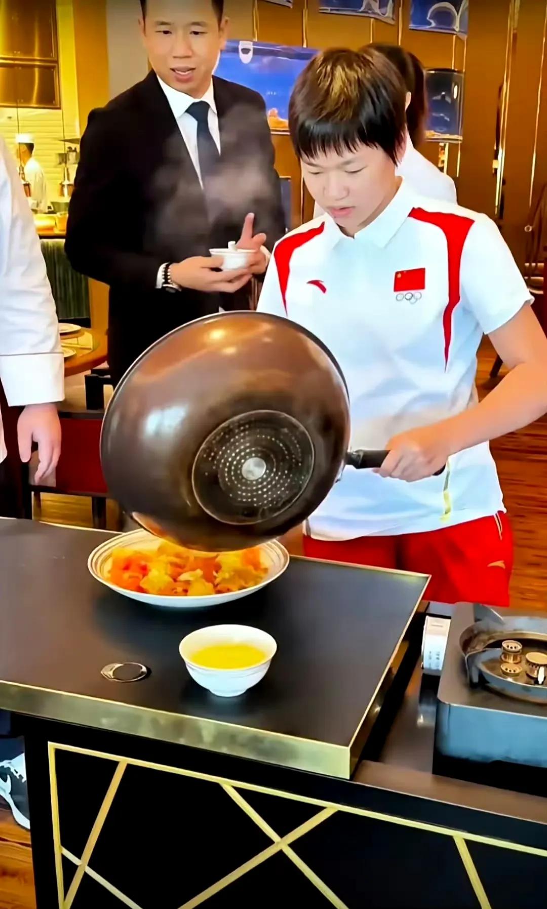 农村长大的婵宝真是样样活都会干呀，又会干地里的农活，又会摸鱼捉虾。连做菜也这么娴