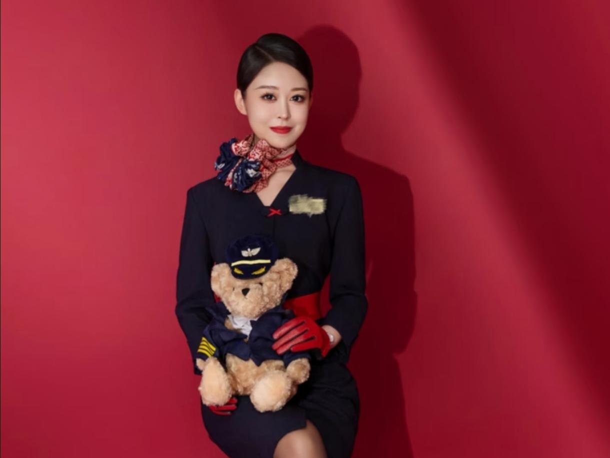 八声甘州·空乘倩影

作者Ⅰ朱珠
 
对红墙凝艳衬青襟，丝巾绾芳柔。
抱绒熊憨态