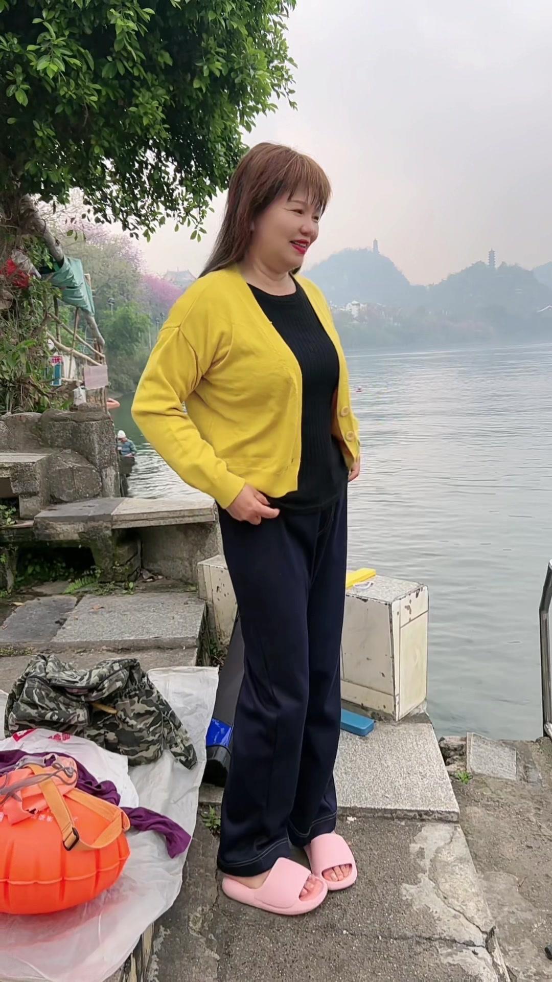 江雾晨泳，把春天吸进肺里。🌫️在柳江的晨雾里游泳是种什么体验？ 清晨...