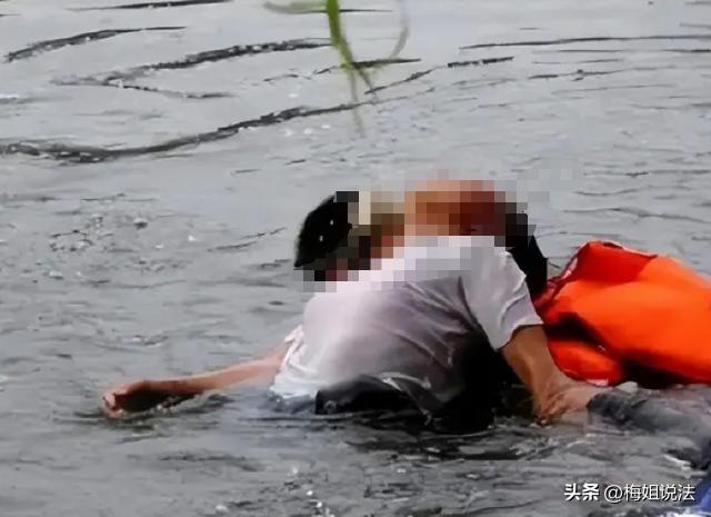 长沙，一位年轻的女大学生，才20岁准备去练歌房里上班实习。当时从事的是陪酒女一职