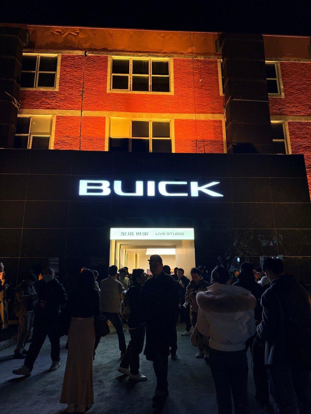 下班，猛开车，抵达现场跟小酸奶再合影一张 可惜手机前摄效果太差了 