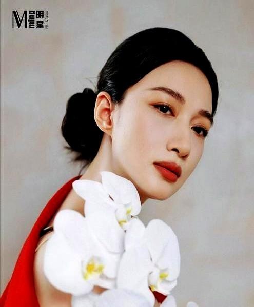 从保定工厂大院考进中戏，这姑娘的履历，真比热搜上的明星硬气多了。

出道就提名金