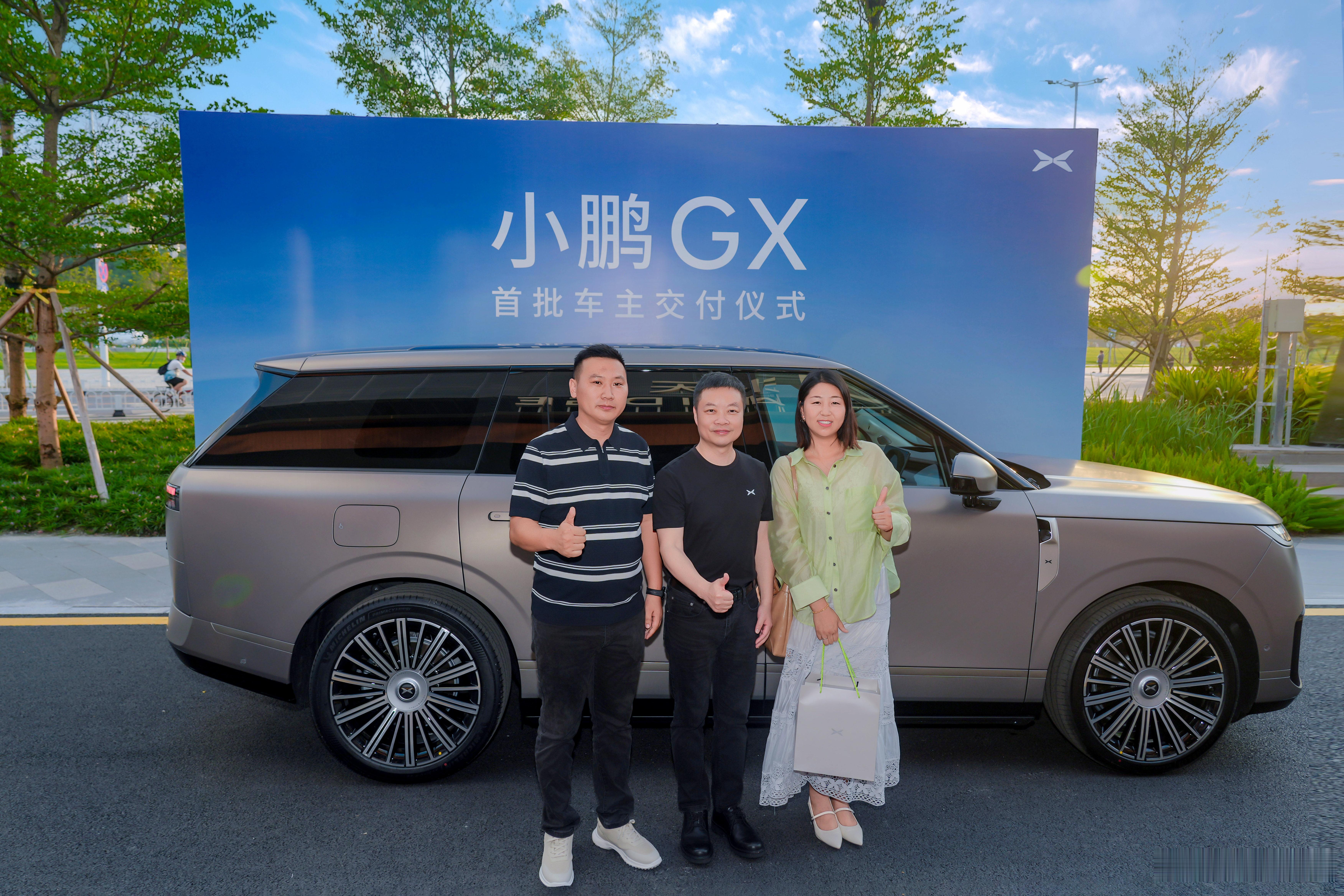 小鹏GX发布即交付火热进行中，不断档，连轴转，小鹏也是坚决做到。何小鹏车外语音给