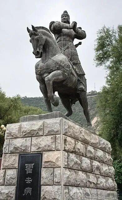 上联:长河落日随帆过
下联:古道西风策马行
横批:天涯羁旅