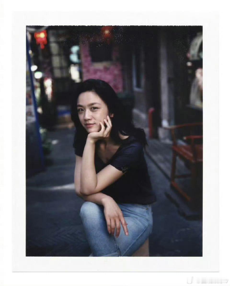 汤唯撕了我拍的撕拉片 太松弛了，这身装扮也亏得粉丝能认出来，女神真的一点包袱都没