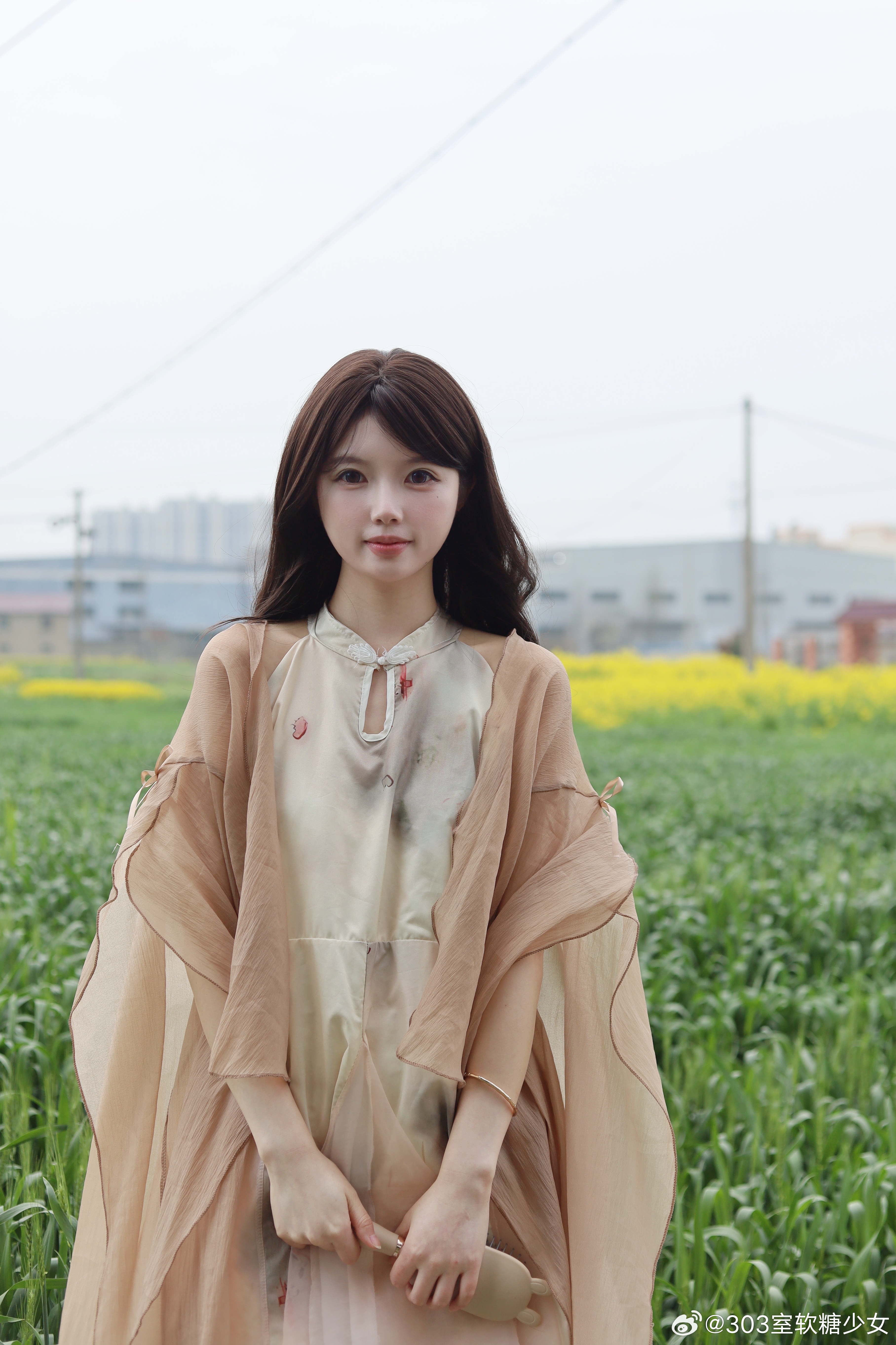 今日份新中式穿搭分享～这件米杏色改良旗袍上衣太戳我！面料轻薄透气，春末夏初穿刚刚