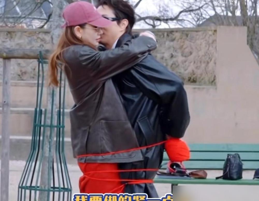 我靠！戚薇一家回京被拍：老公推4箱行李，10岁女儿带弟弟，她双手插兜逛机场！