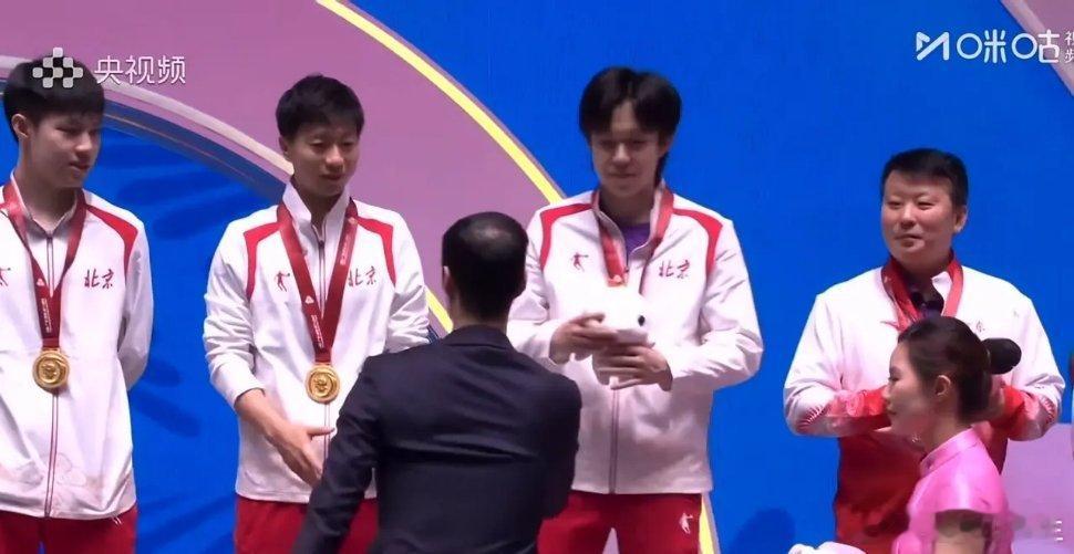 王楚钦和马龙终于挂上了冠军的金牌！王楚钦在龙队拿下两分的前提下，为马龙凑上了宝贵