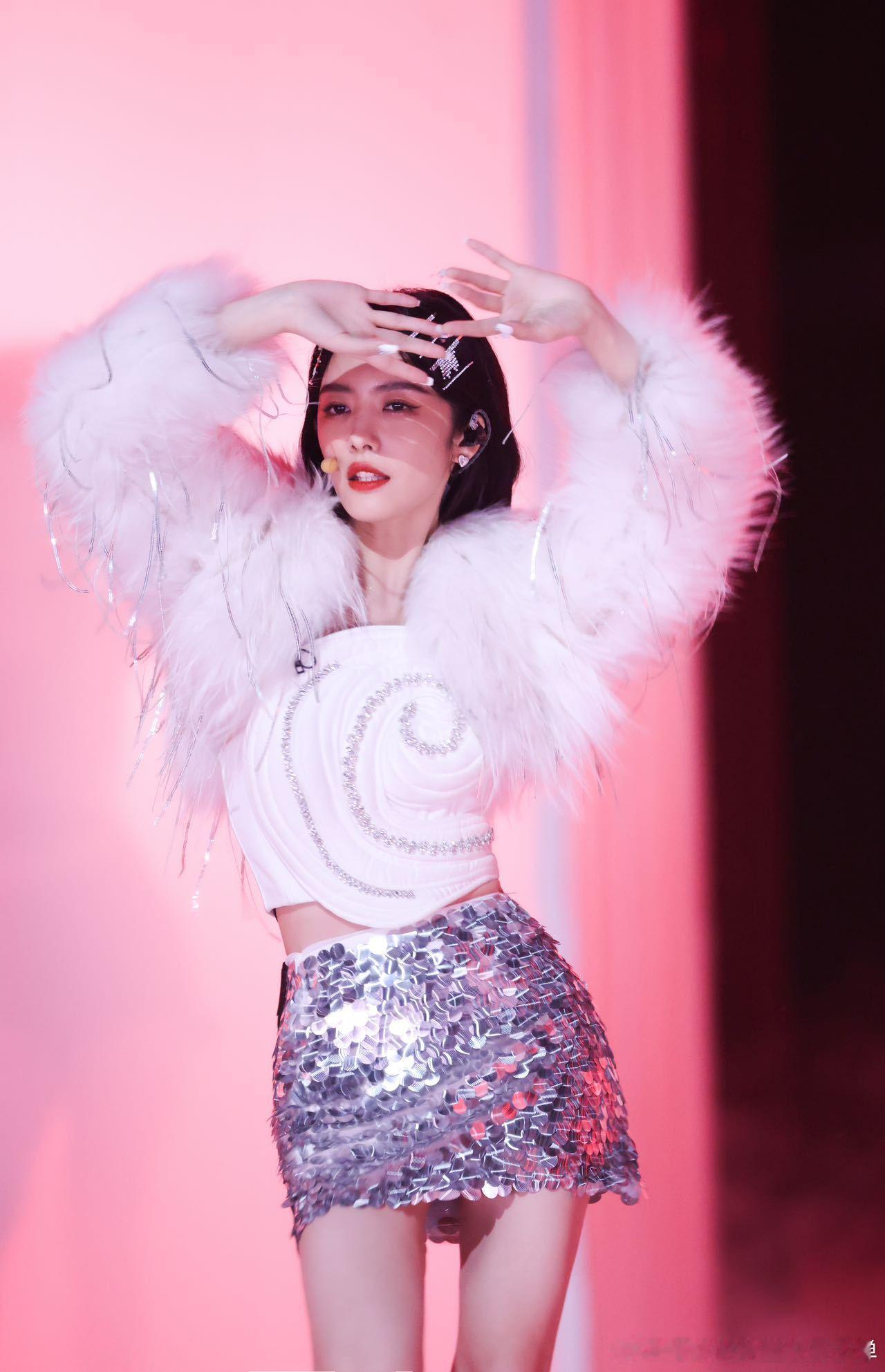 #蔡文静是我不够性感吗# 蔡文静在《热恋情节》舞台上的每一个动作都那么迷人！ ​