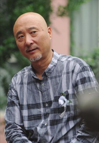 主持人，易立竞，采访陈佩斯说，知识产权的问题，您是最大胆的，竟然与这么大的单位对