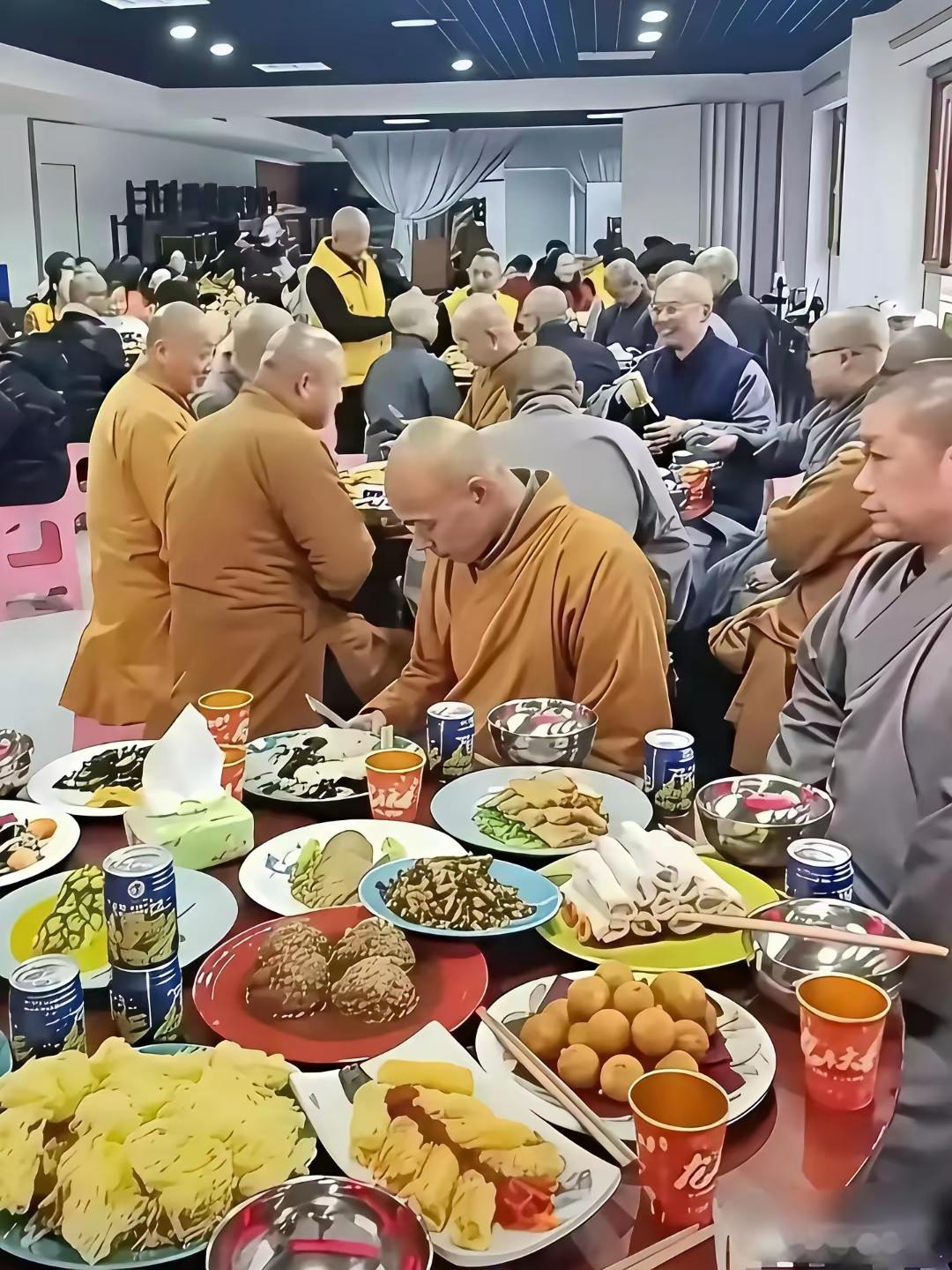 吃斋念佛都能长这么胖，这是素食吃多的原因吗？肯定不是体质导致的吧？
那些天天想着