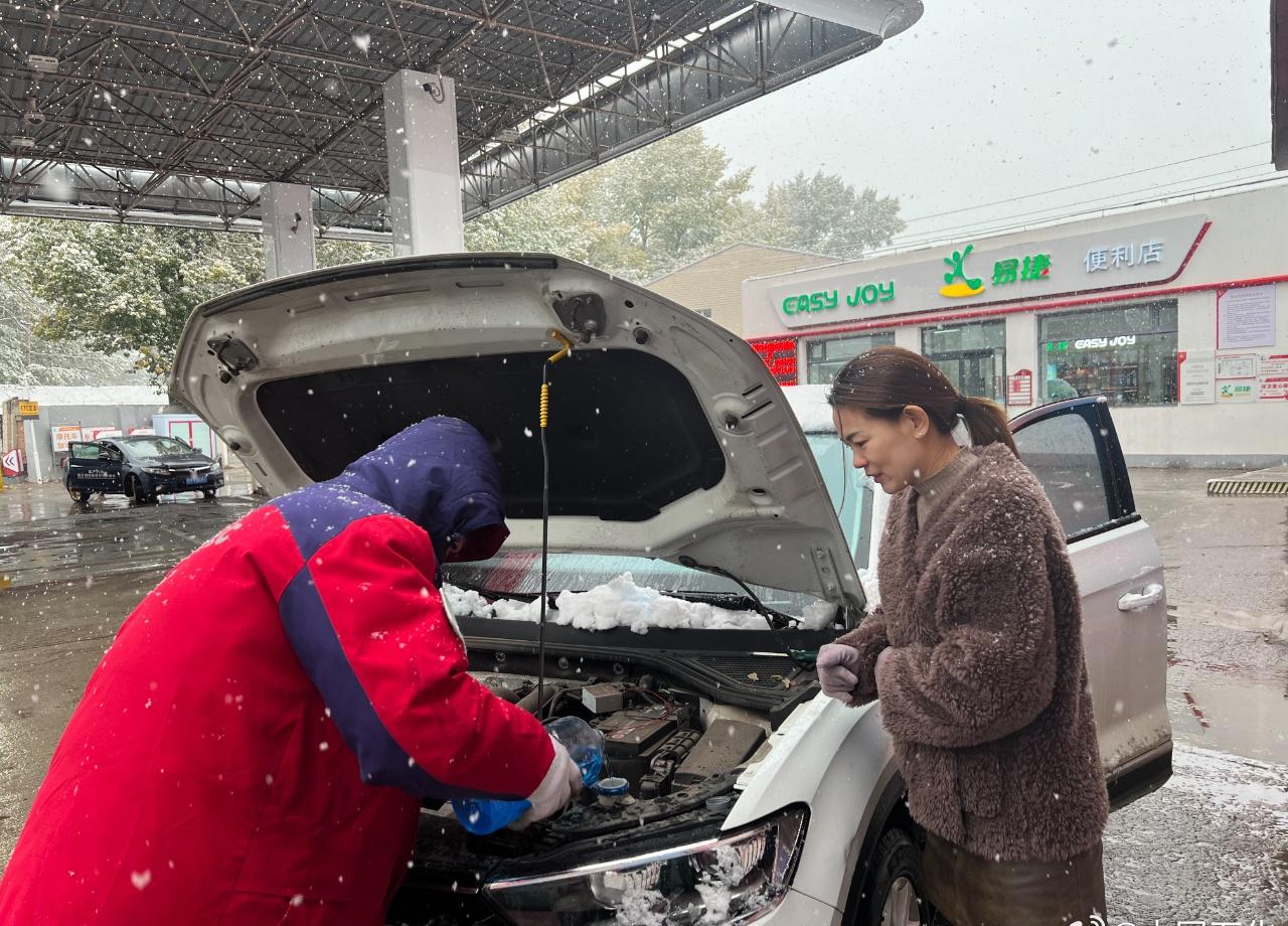【暴雪突降，加能站暖心相助解车主燃眉之急】10月15日中午12点23分，黑龙江绥