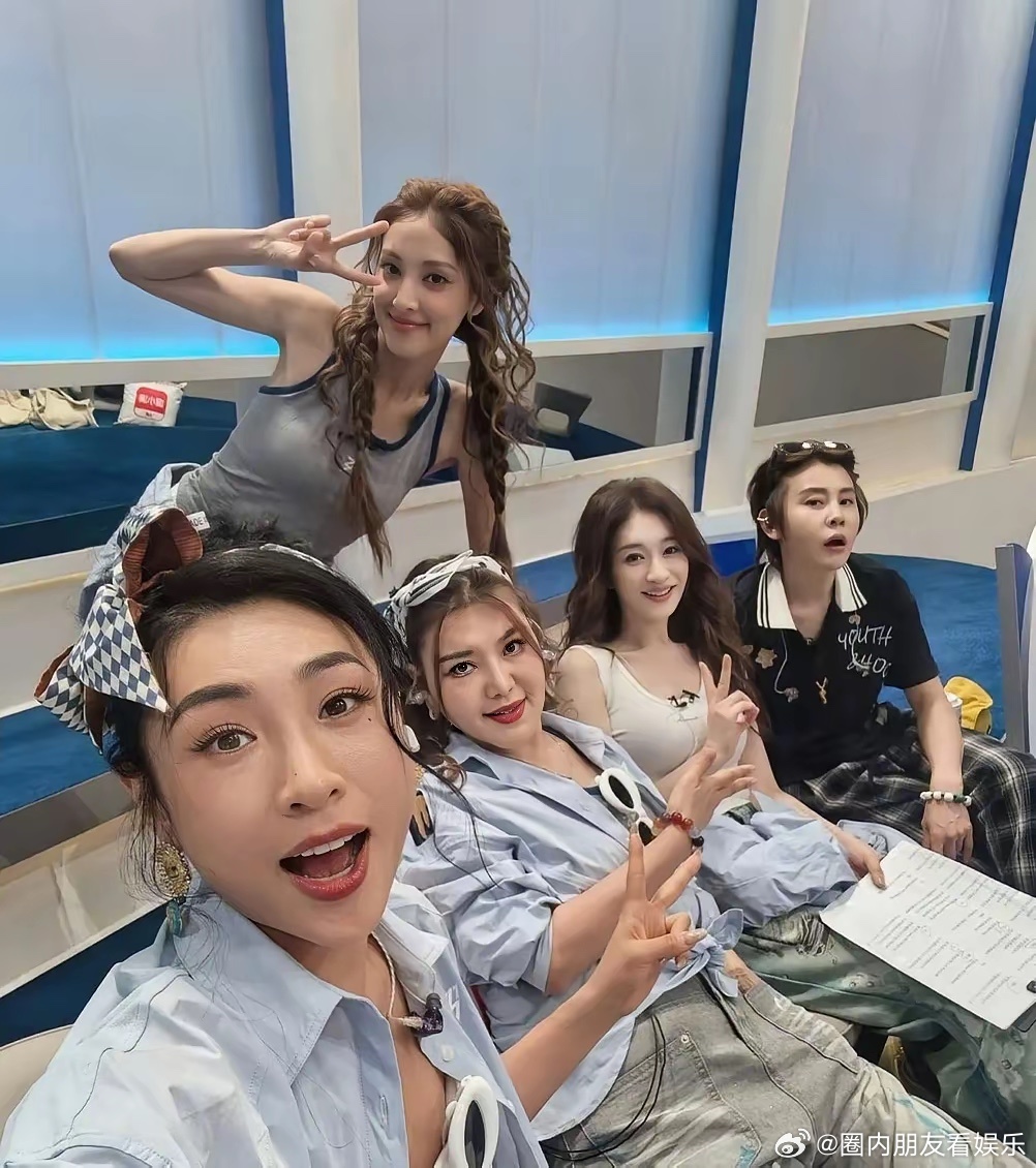 怪不得王濛总说李小冉大美女，说她是最好看的，单看其实我觉得也没那么突出，合照一来
