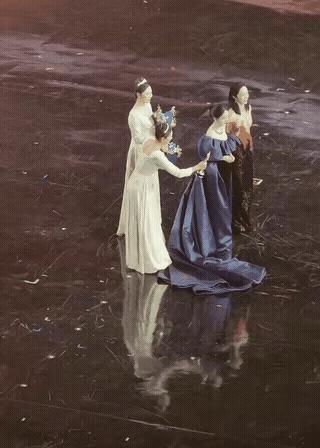 大家可能没注意到，在2025微博之夜给杨幂和姚晨颁奖时，有个细节：同样是礼仪小姐