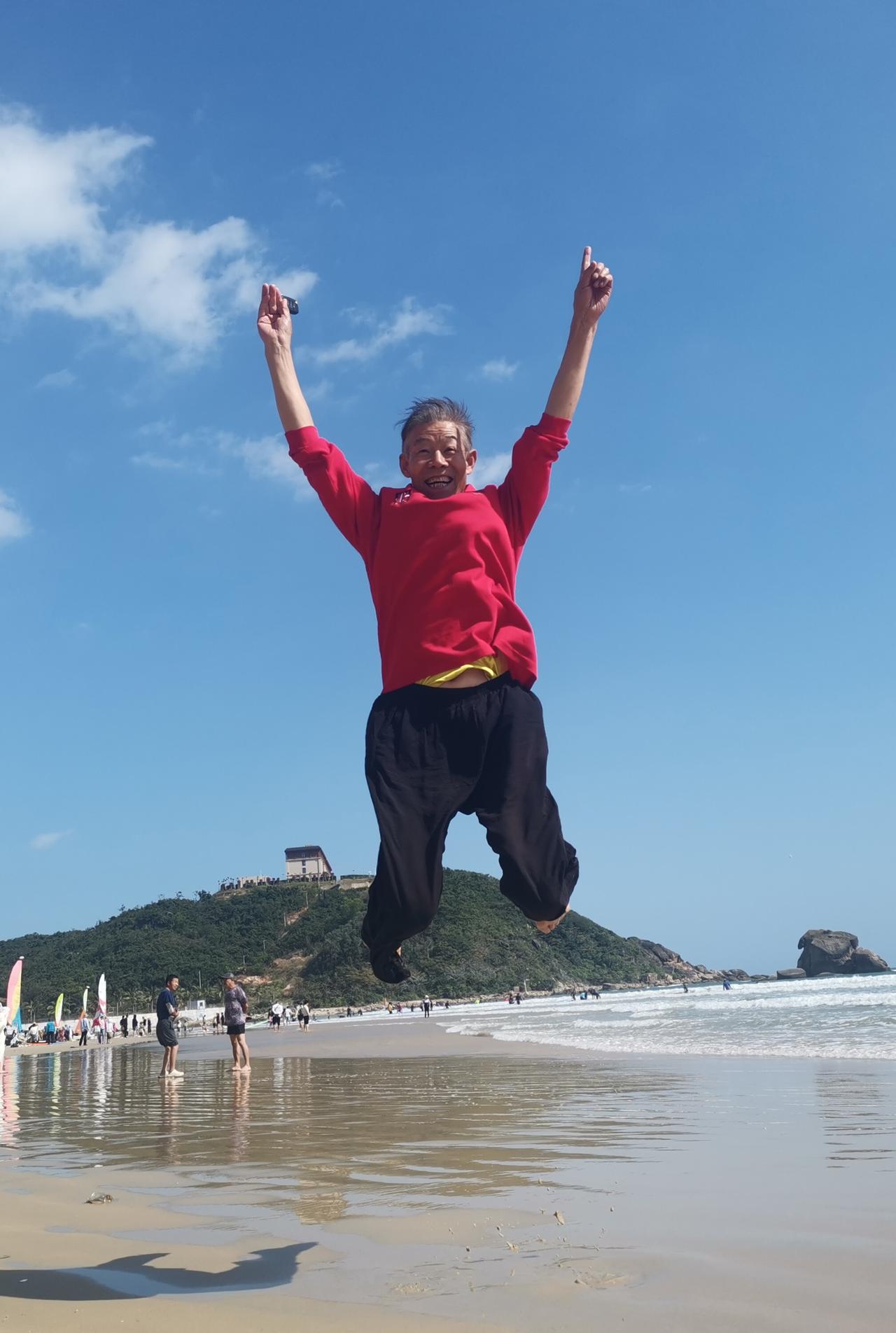 自驾海南之旅45——环岛第9站 蜈支洲岛
这老头疯了！
从亚龙湾驱车40分钟，​