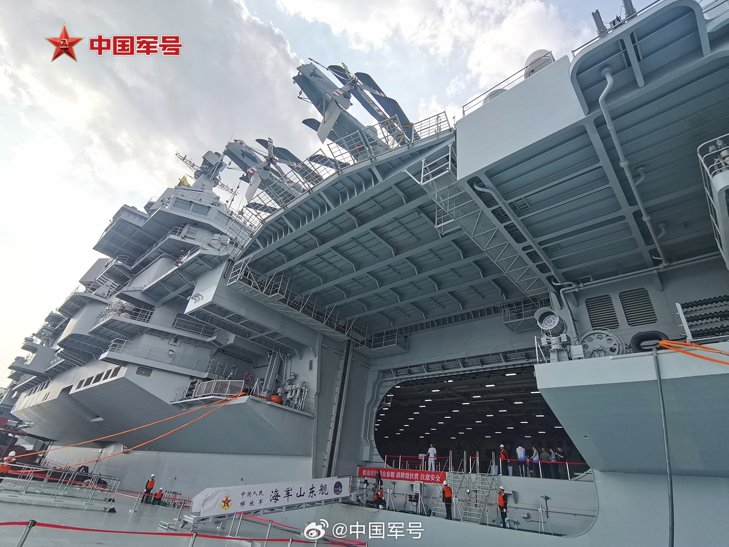 【超震撼！这个视角山东舰科幻感十足】7月5日下午，香港同胞结束参观后离开山东舰。