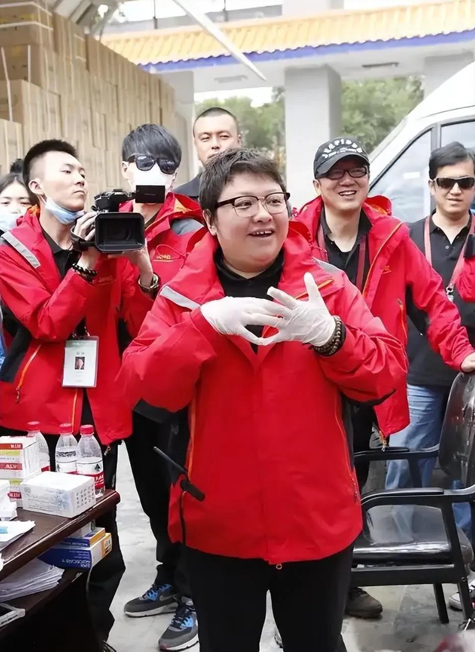 自从韩红因一句“走个面儿”陷入舆论风波以来，网民关于慈善的一些言论，非常值得深思