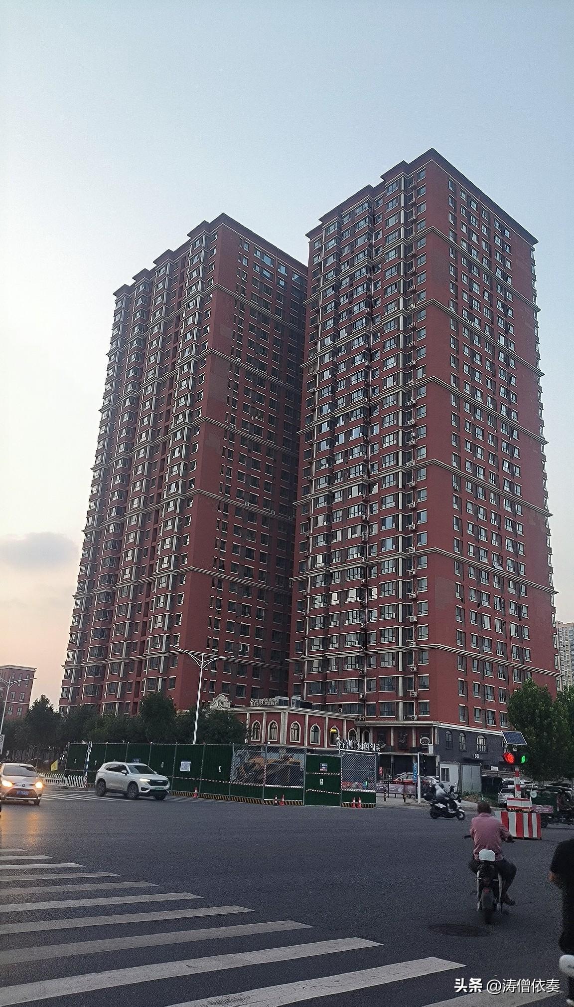 坐标 保定永华大街与金专路交叉口。

该路口西北角有两座楼很是醒目，第一次路过的