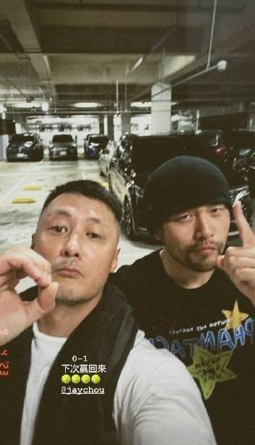 近期，周杰伦在更新个人社交媒体时透露自己不慎脚受伤，让粉丝们颇为关心。他晒出了一
