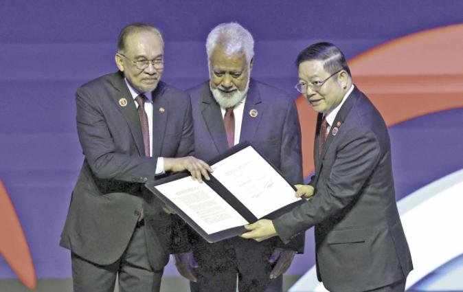 终于，中方作出选择，东盟扩员至11国，第一个对美投降的国家出现。

最近吉隆坡的