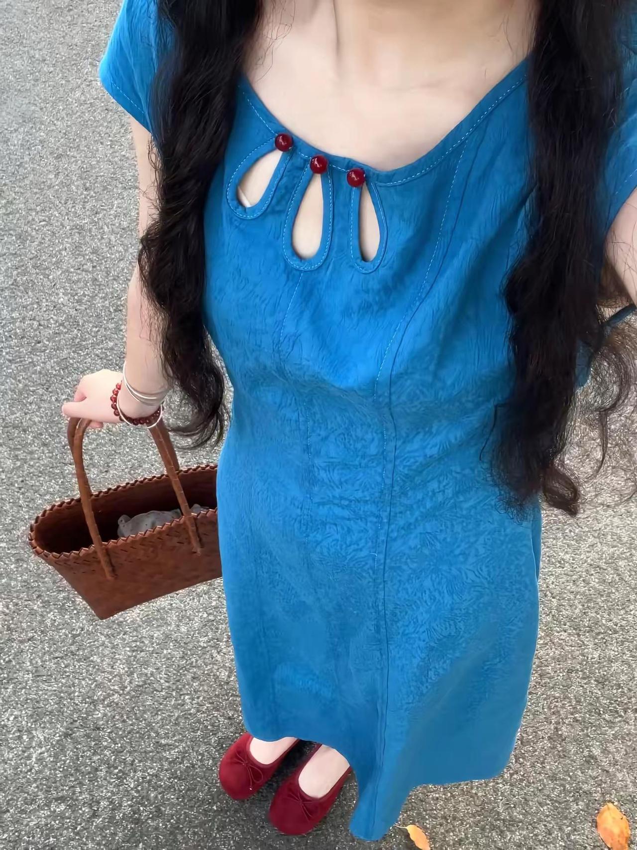 💙周一｜穿成一份海盐蓝莓奶冻🫐 孔雀蓝裙+红鞋🦋像奶冻撞上蓝莓酱🍰大方得