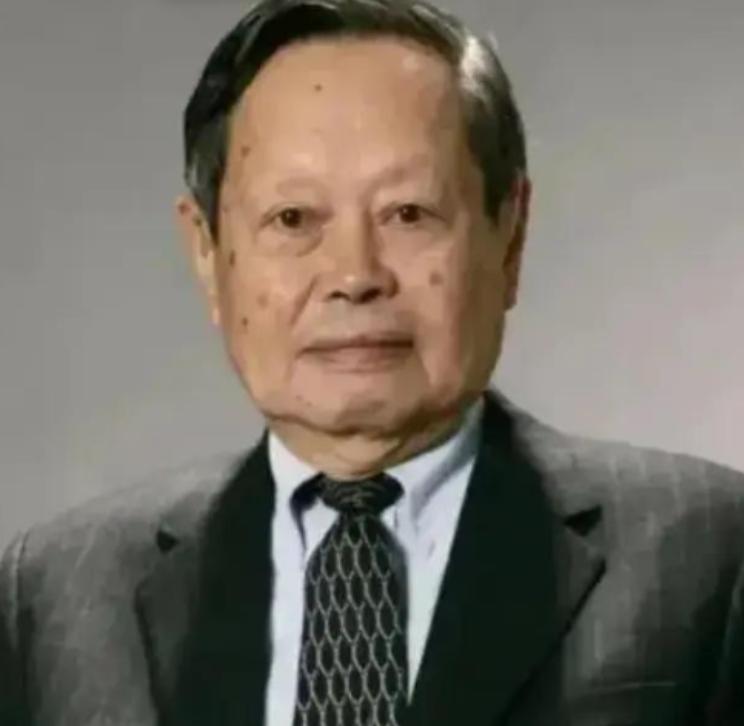 2012年，杨振宁曾顶着骂名阻止建造2000亿的大型粒子对撞机，这也惹怒了中科院