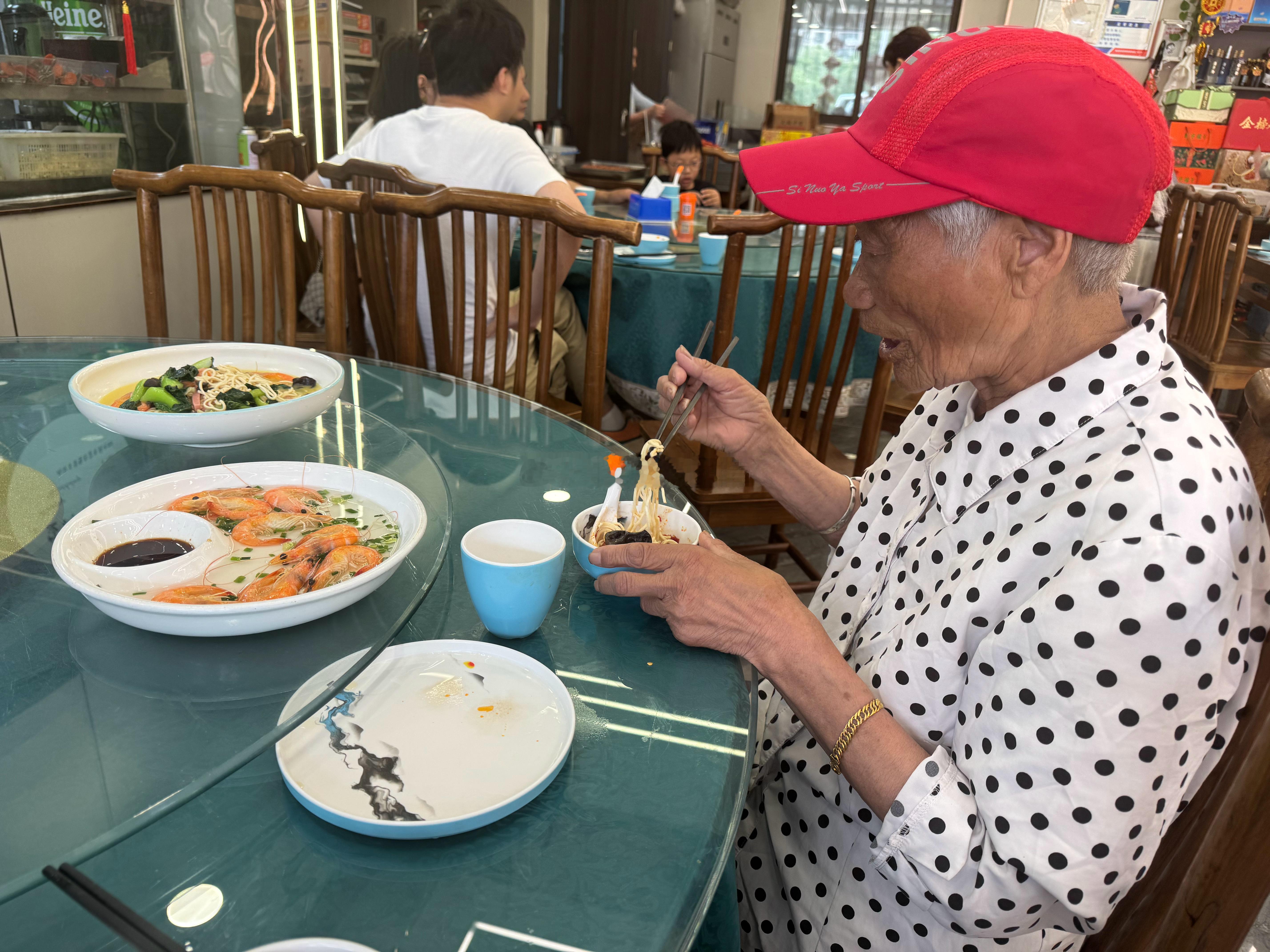 奶奶饭量比我大[鼓掌][鼓掌][鼓掌] ​​​