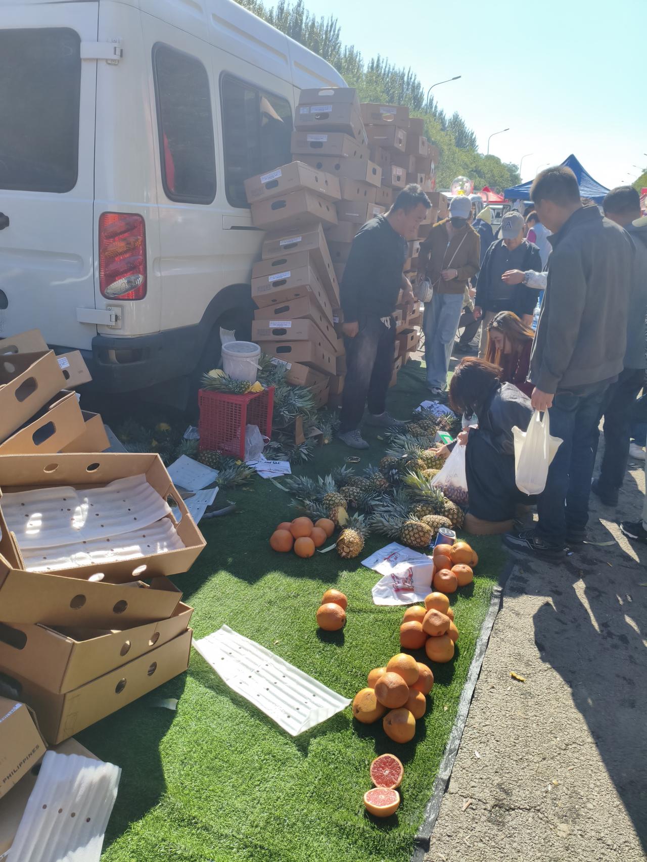 特好消息！沈阳第二大惠民集市在沈水产业新城开业，开业当日人山人海，马路瞬间挤爆，