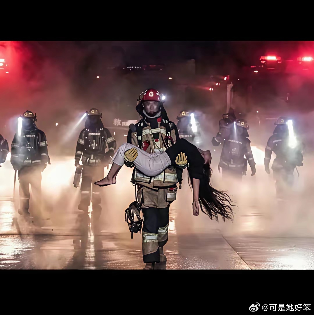 看前面这两个才是最真实的晕倒状态！你在看看最后一个秦大小姐晕倒手臂还会翘着主要是