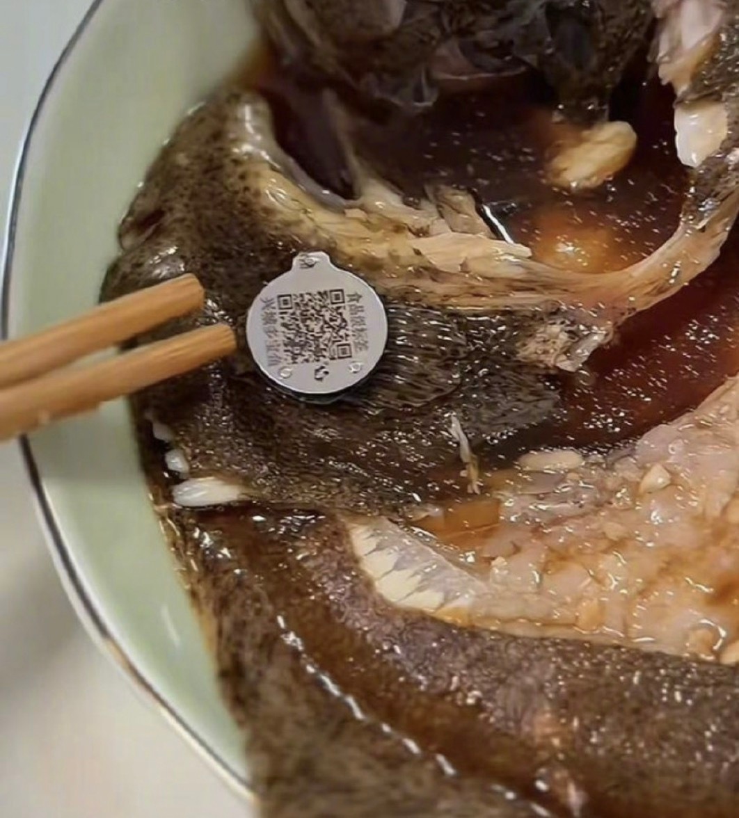 胖东来多宝鱼被指吃出溯源标签这种标签都打在表面，做菜的时候都不带清理的吗？买回来