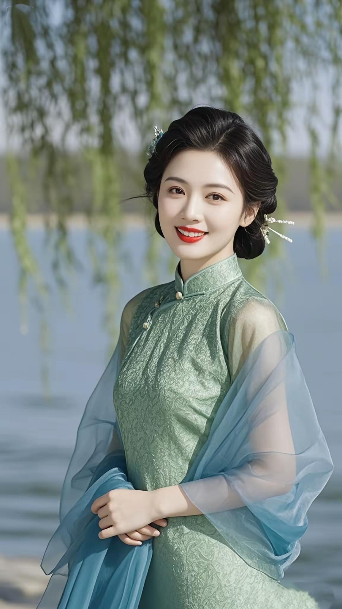 温婉古典，湖畔倩影，绿衣美人笑靥如花。