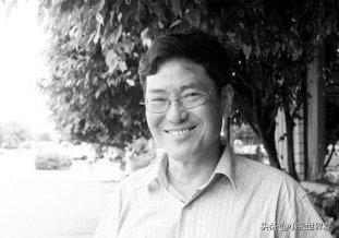 他是高考史上政审受挫翻盘状元第一人。1977 年恢复高考后的第一次高考中，他考取