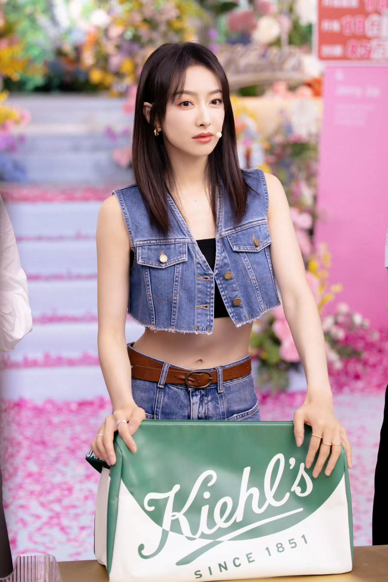 #宋茜露腰牛仔套装##宋茜夏日黑长直#宋茜夏日黑长直，喜欢😍 ​​​