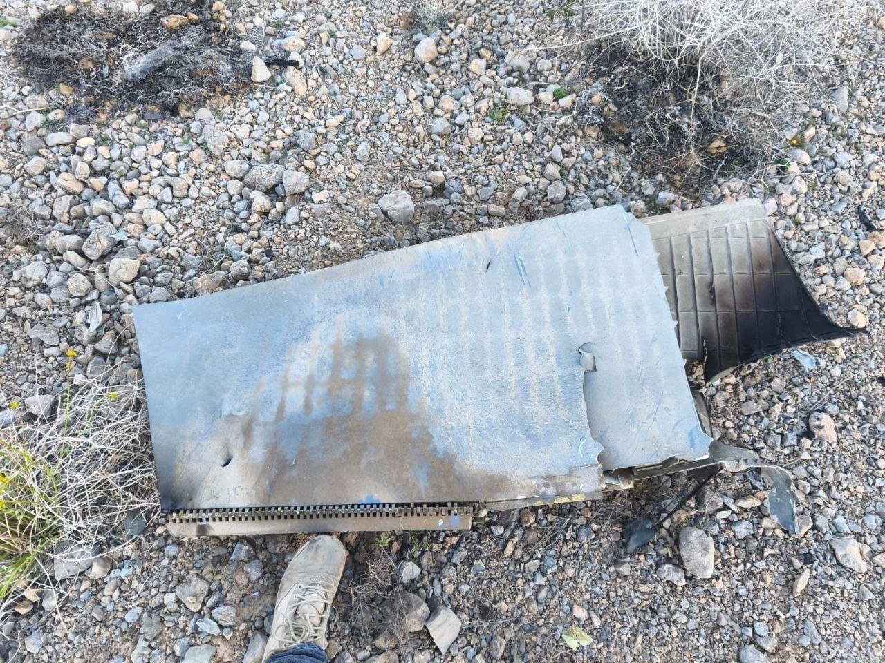 为什么我觉得这架F-15E很可能是被击落而不是被击伤飞回去了，因为现有的残骸照片