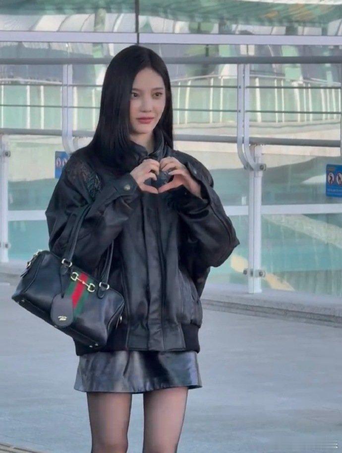 宁艺卓出发gucci米兰时装周坐等宁艺卓时装周名场面！出发 GUCCI 米兰，A