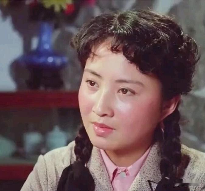 这是八十年代影片《彩桥》的女主角，其实这部影片在当年反响并不大，但要说起，这位女