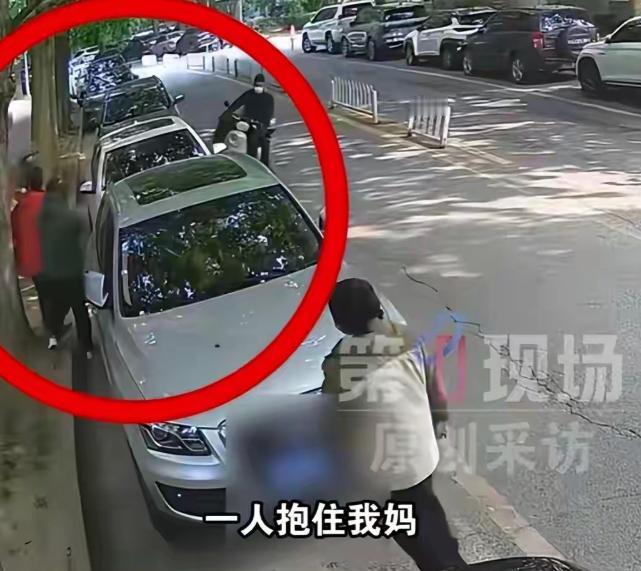 北京朝阳，7个蒙面人在街头光天化日下按住两位老人，抢走一个2岁男孩。监控里，有人