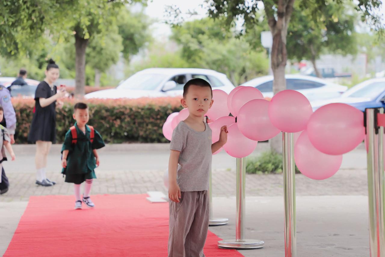 我儿子在读的幼儿园因为生源减少，园方为了降低成本，居然要拆掉一个班平分到另外两个