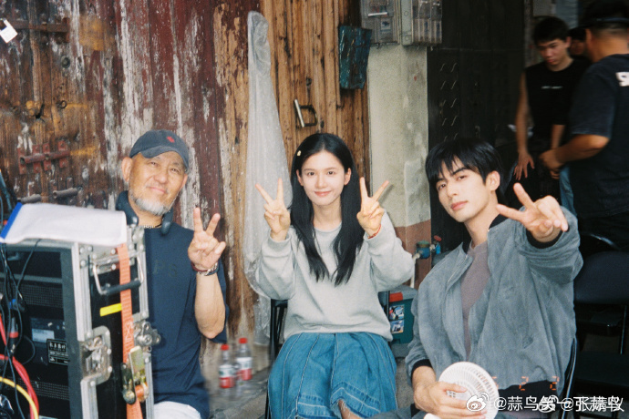 何瑞贤以特别主演身份加入《野狗骨头》，让剧集阵容更完整，宋威龙和张婧仪晒出同一张