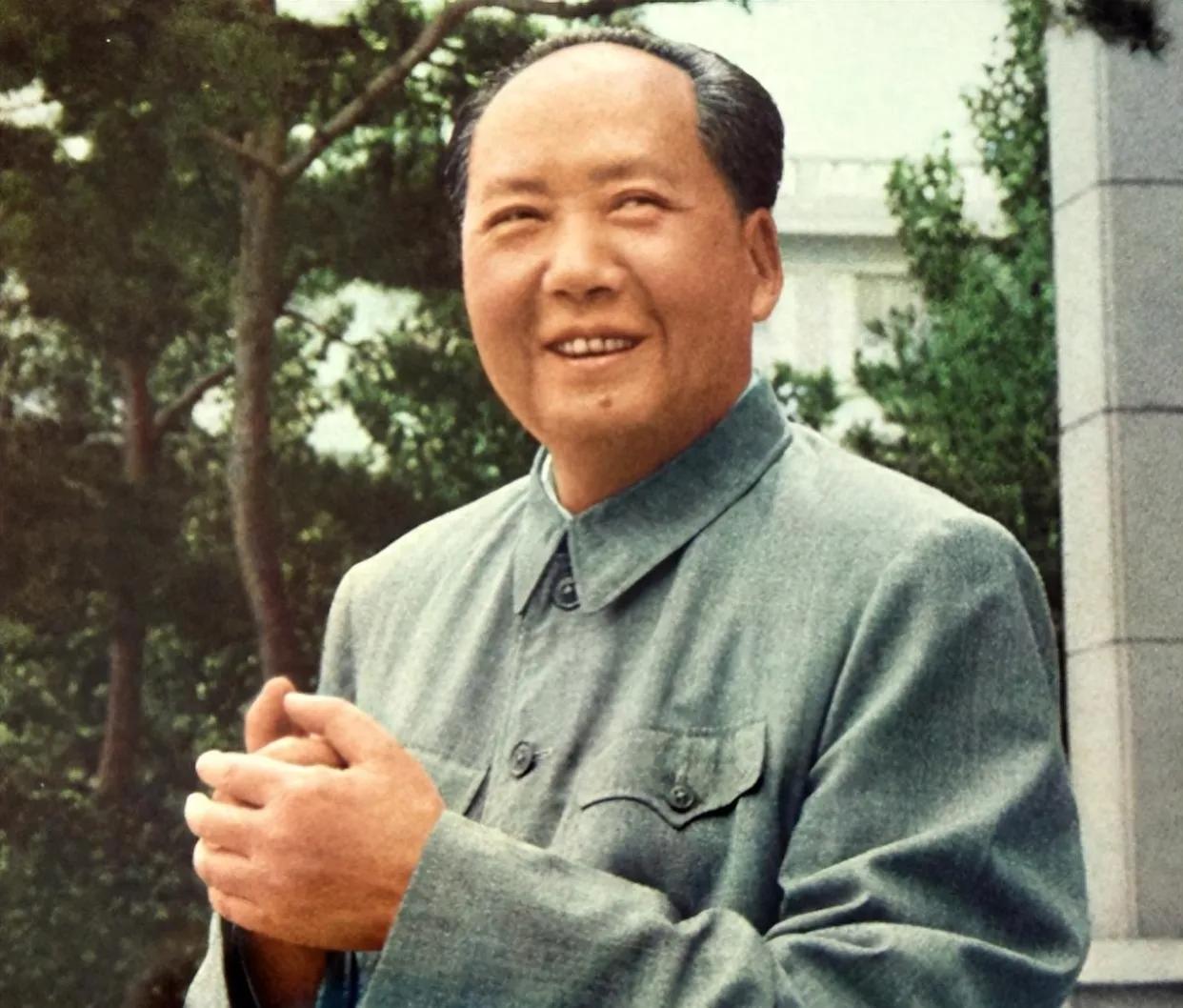 1976年，毛主席去世后，北京一中学生找到班主任哭着说：“我要请假，毛主席是我外