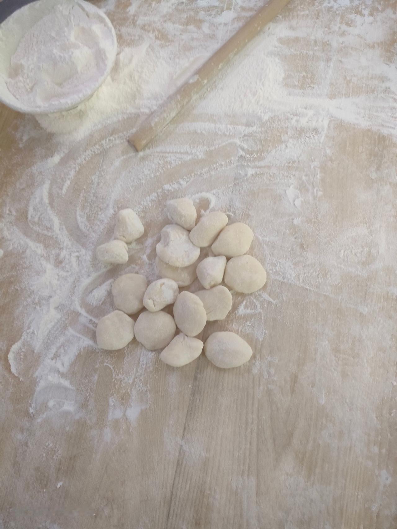 1994年盛夏，屋外天气和今时同样闷热，我独自坐在房顶吃着一款叫飞乐的雪糕，夜晚