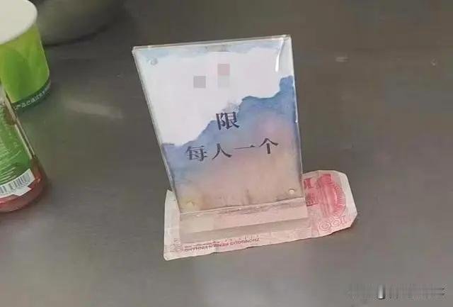 这就是解放军！海南海口，解放军同志来救灾，期间一个部队中午借用一家酒店的空地休息