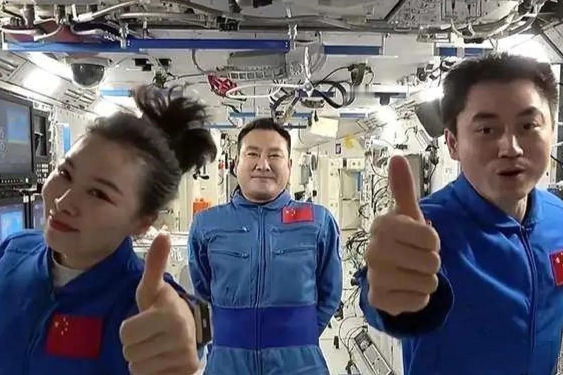 关于国际空间站（ISS）的内部，吐槽的不仅仅是国人了。新上天的人家宇航员穿着马赛