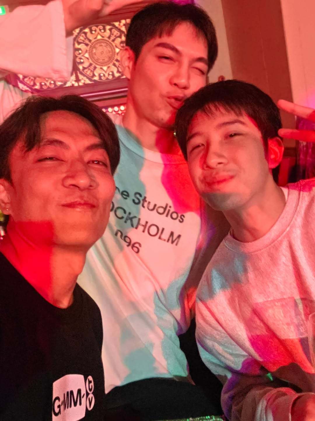 FirstKhaotung  哈哈哈哈哈哈哈哈哈当着p'aof的面亲猫😚 